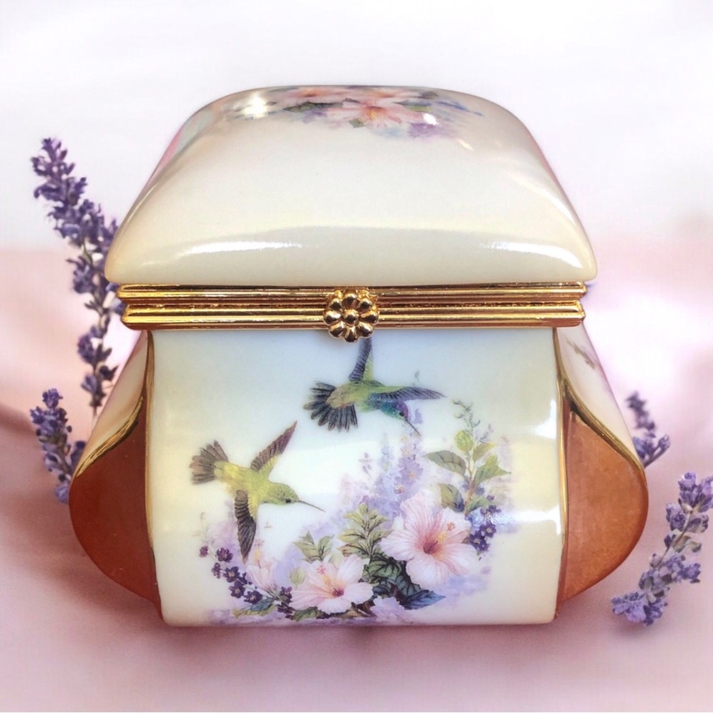 Ardleigh Elliott Heirloom Porcelain ￼Music Box Hummingbirds Floral ￼Lena Liu
